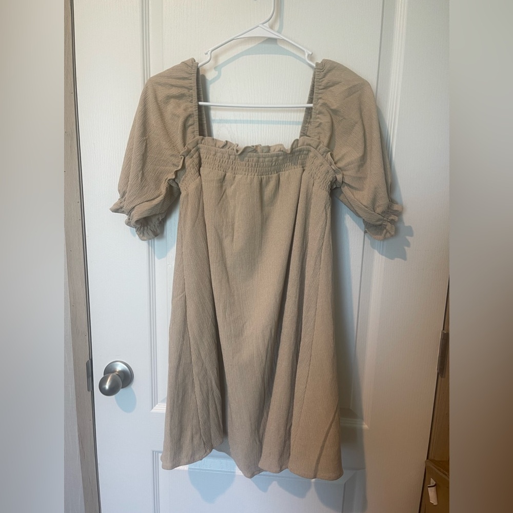 Sugarlips Women’s Sizr XS Fits Like Small Tan Cream Mini Dress.